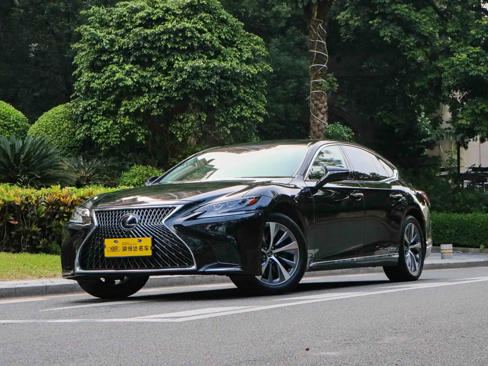 Фото 1 - Lexus LS