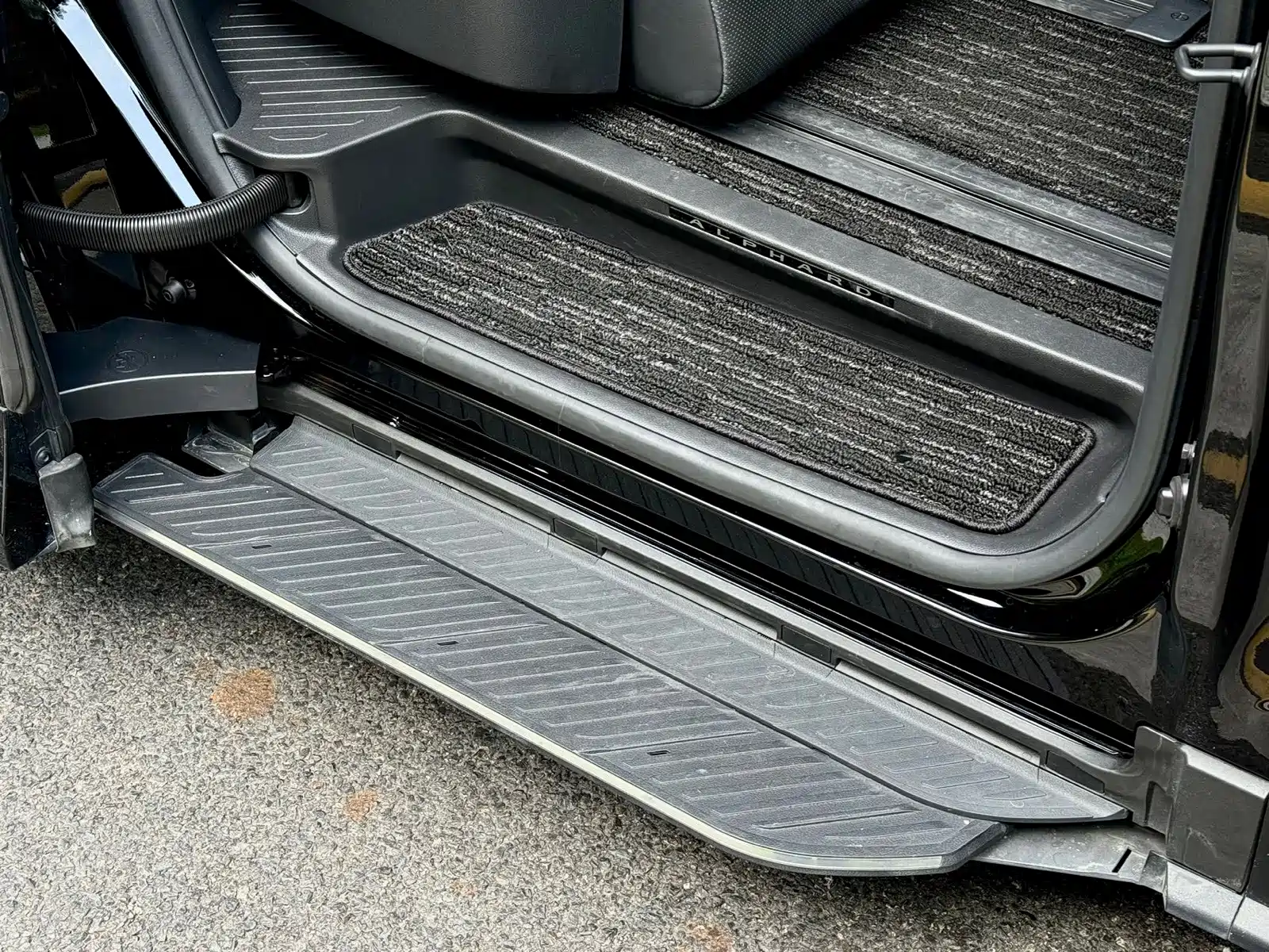Photo 17 - Toyota Alphard