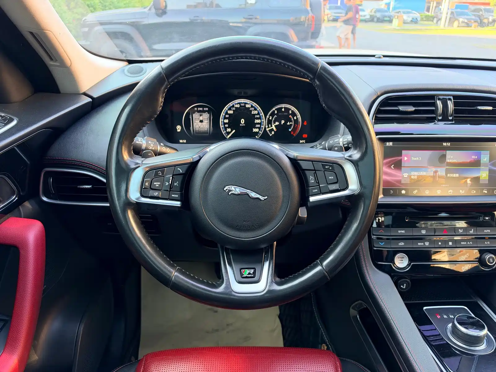 Фото 15 - Jaguar F-PACE