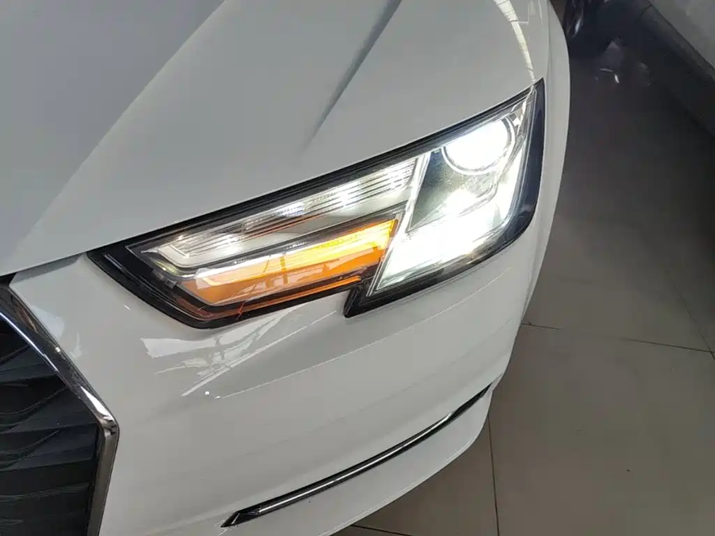 Фото 24 - Audi A4L