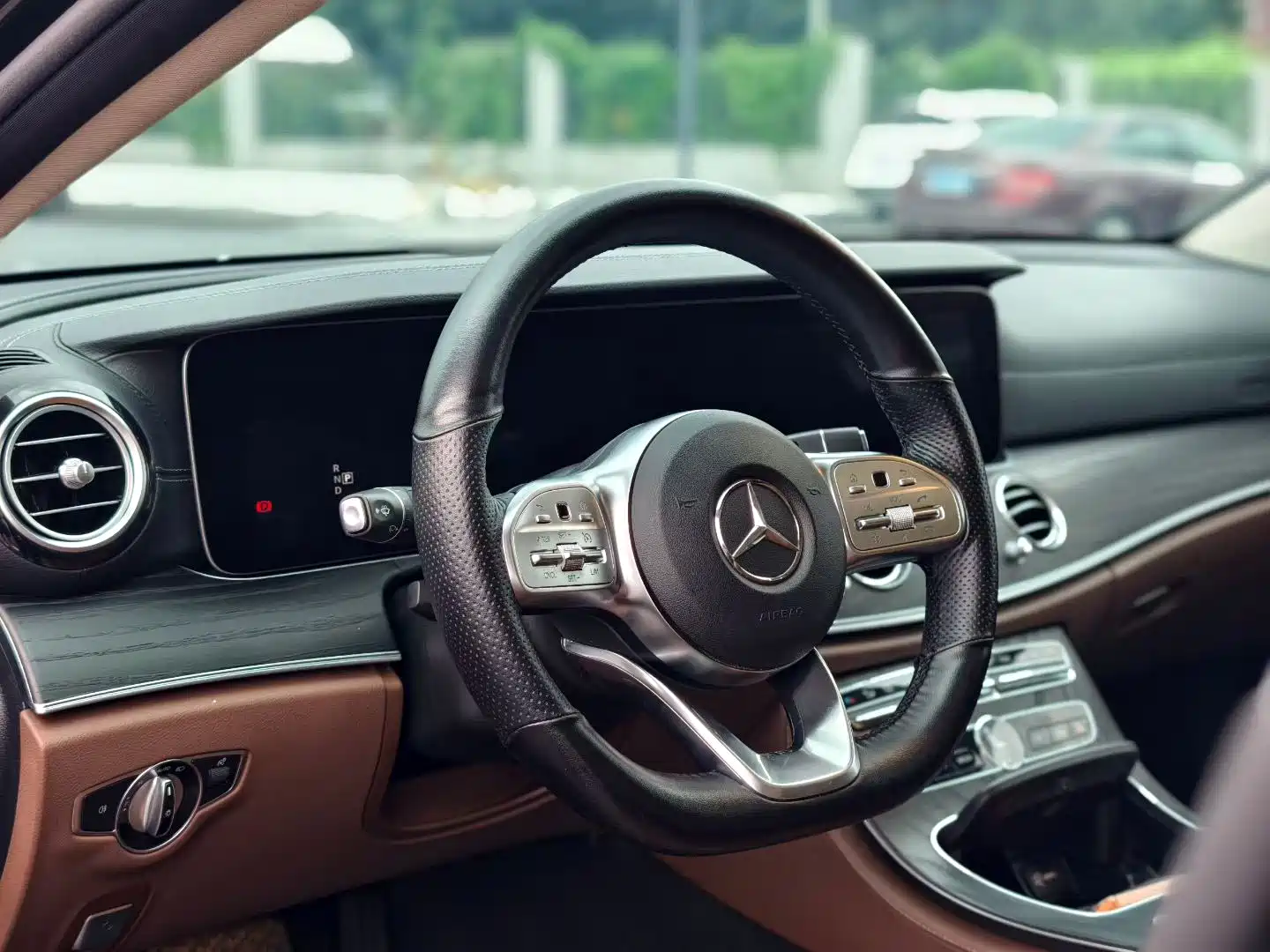 صورة 3 - Mercedes-Benz E-Class
