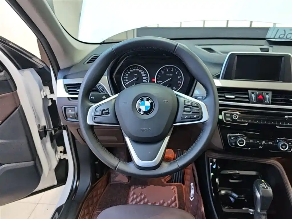 BMW X1 2018 sDrive18Li Premium Model фото 11