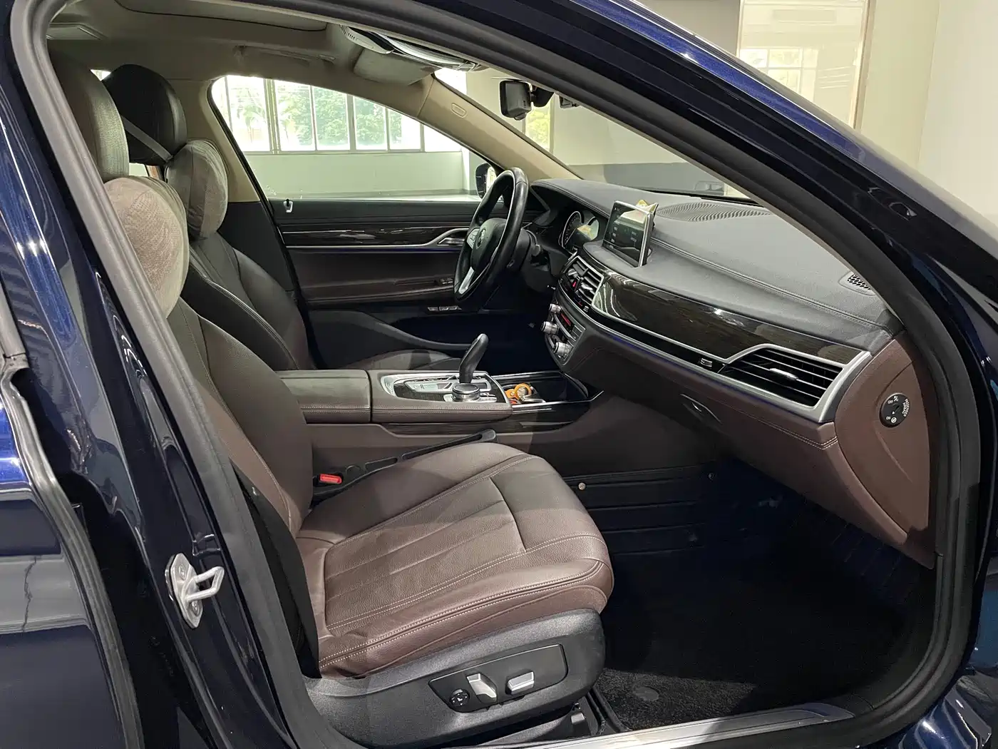 BMW 7 Series 2016 730Li Leading фото 10