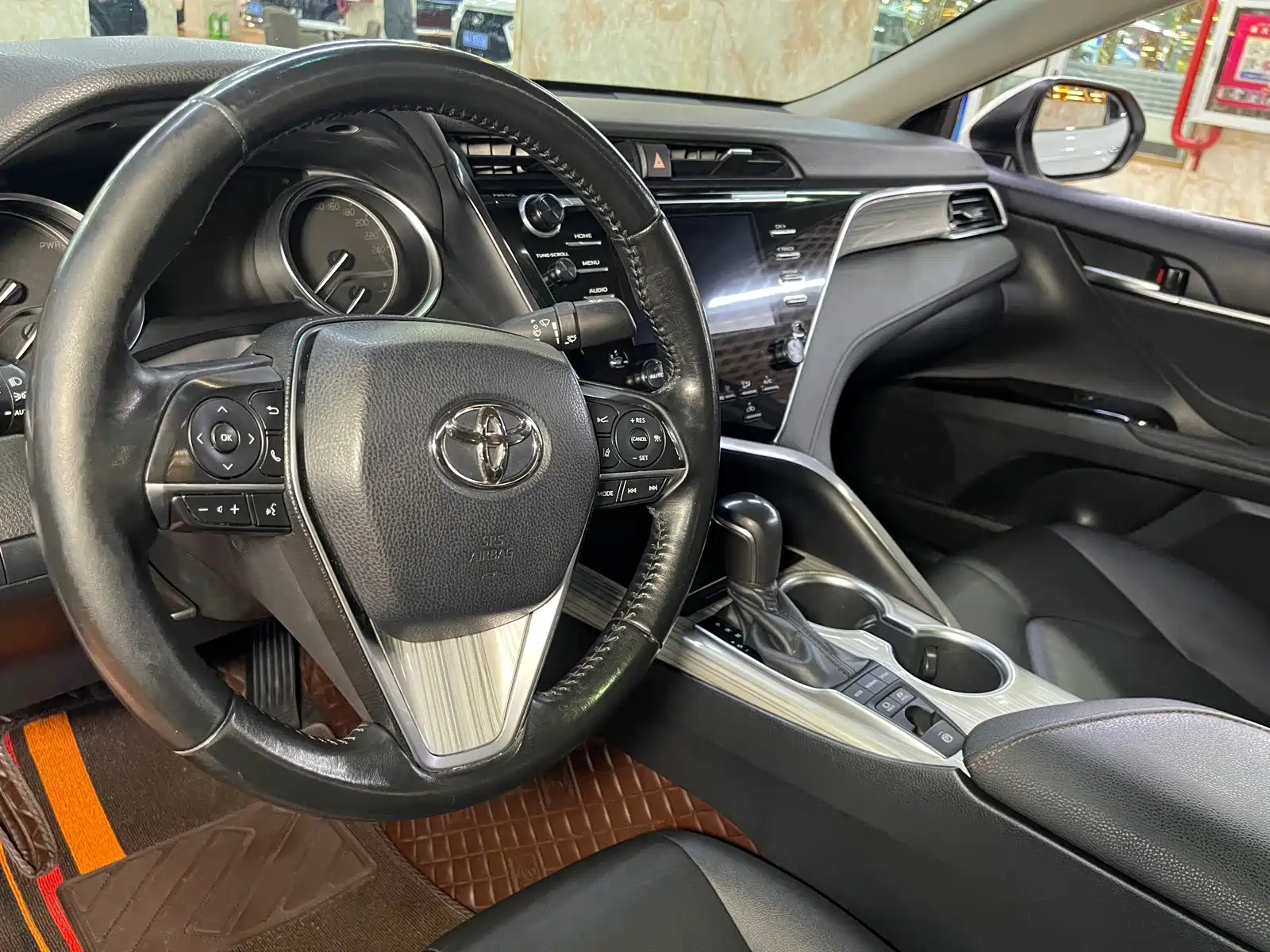 Фото 8 - Toyota Camry