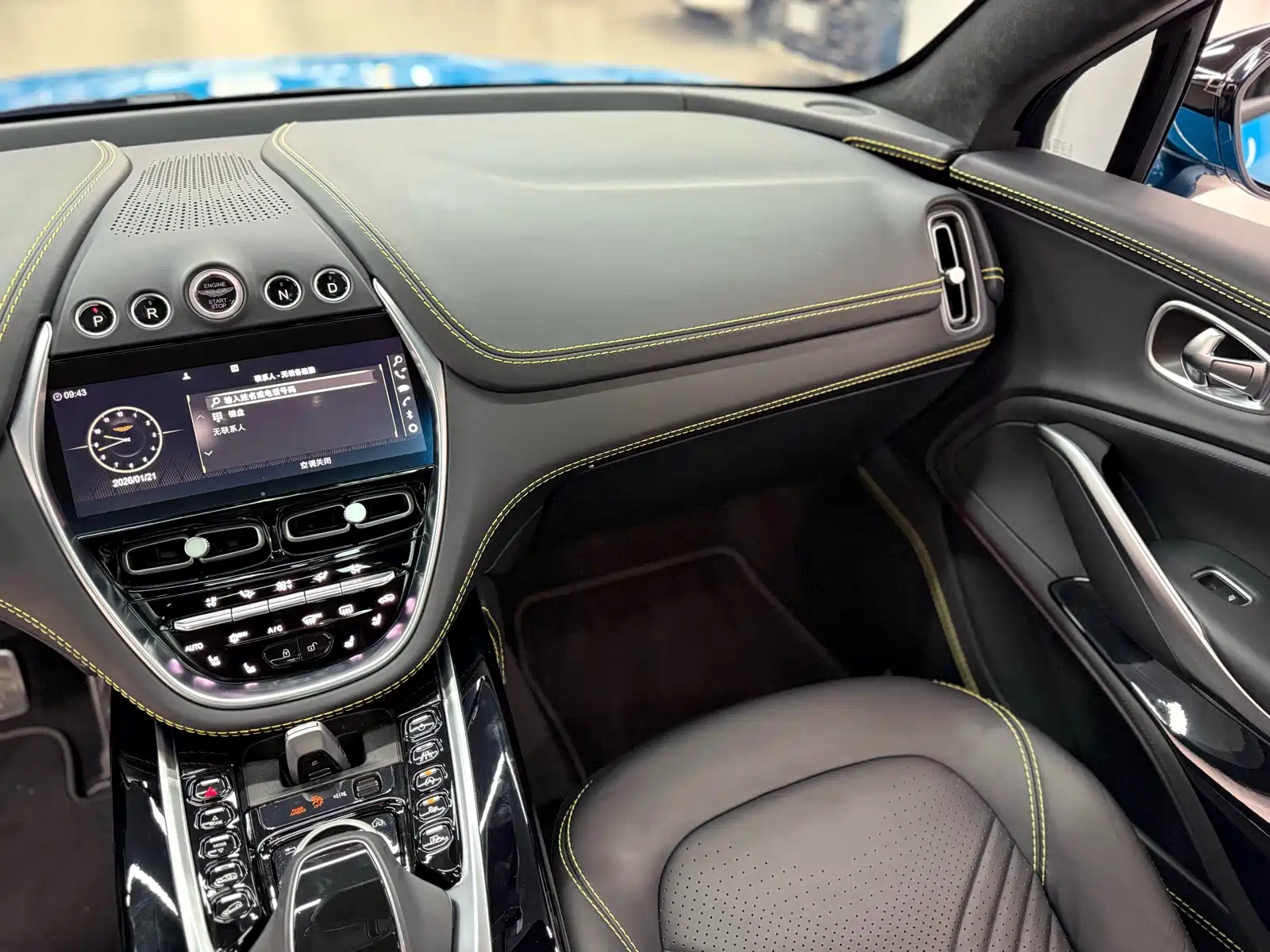 Photo 11 - Aston Martin DBX