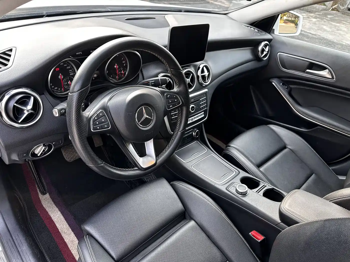 MERCEDES-BENZ GLA