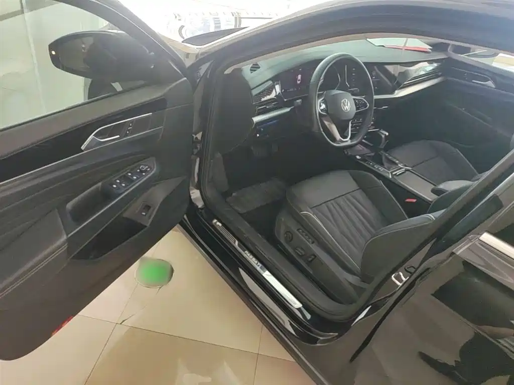 Volkswagen Passat 2022 330TSI Starlight Luxury Edition фото 16