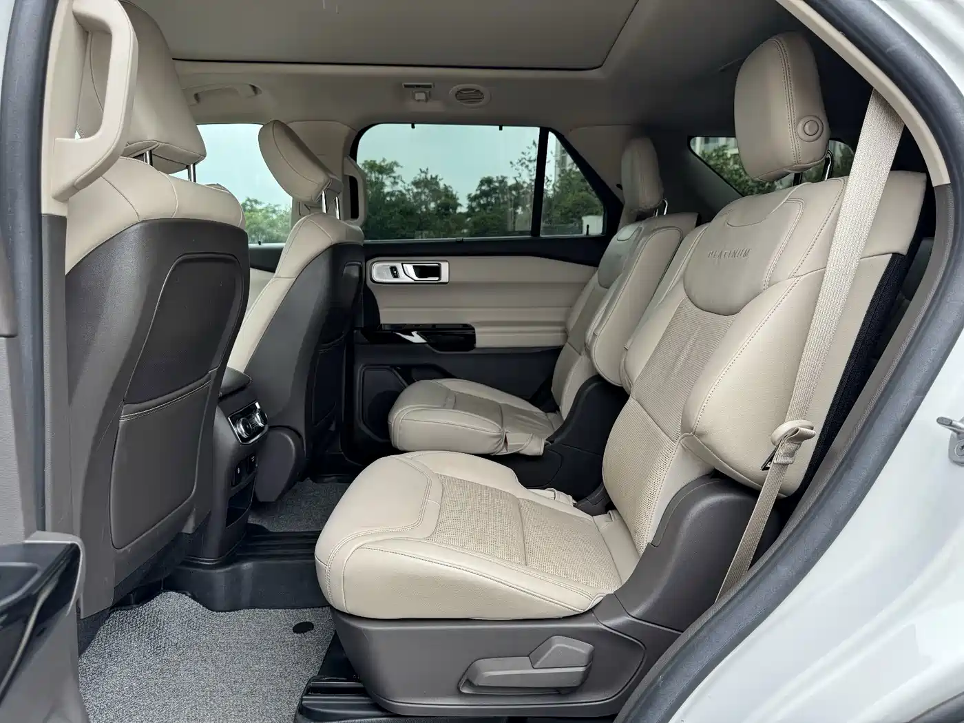 Фото 8 - Ford Explorer