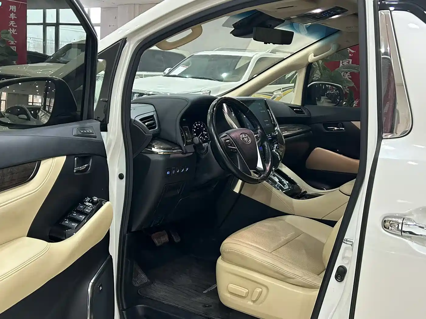 Toyota Vellfire 2021 Crown Hybrid 2.5L HV Premium Edition фото 5