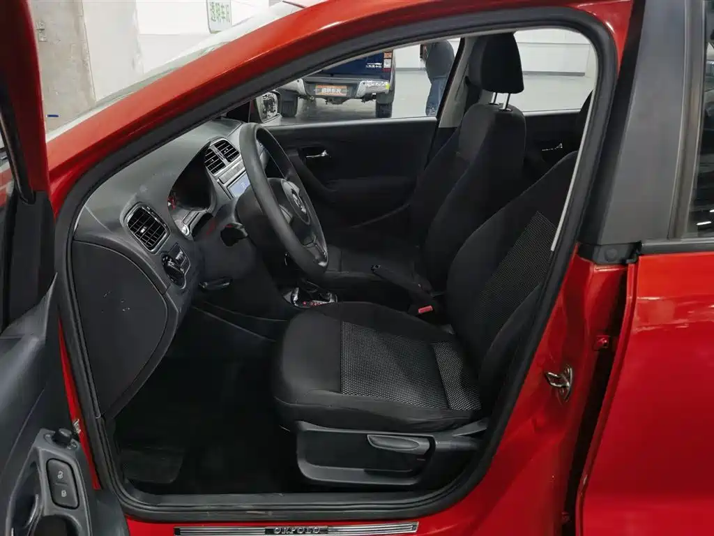 Volkswagen Polo 2011 1.4L Automatic Style Edition фото 10