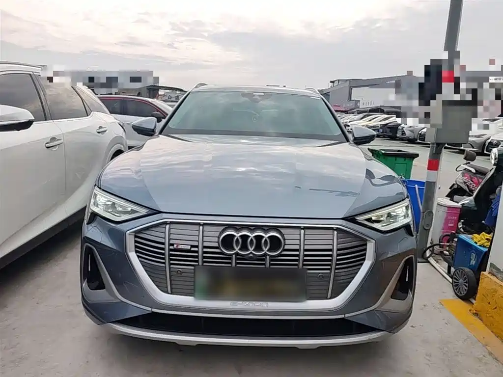 Фото 3 - Audi e-tron