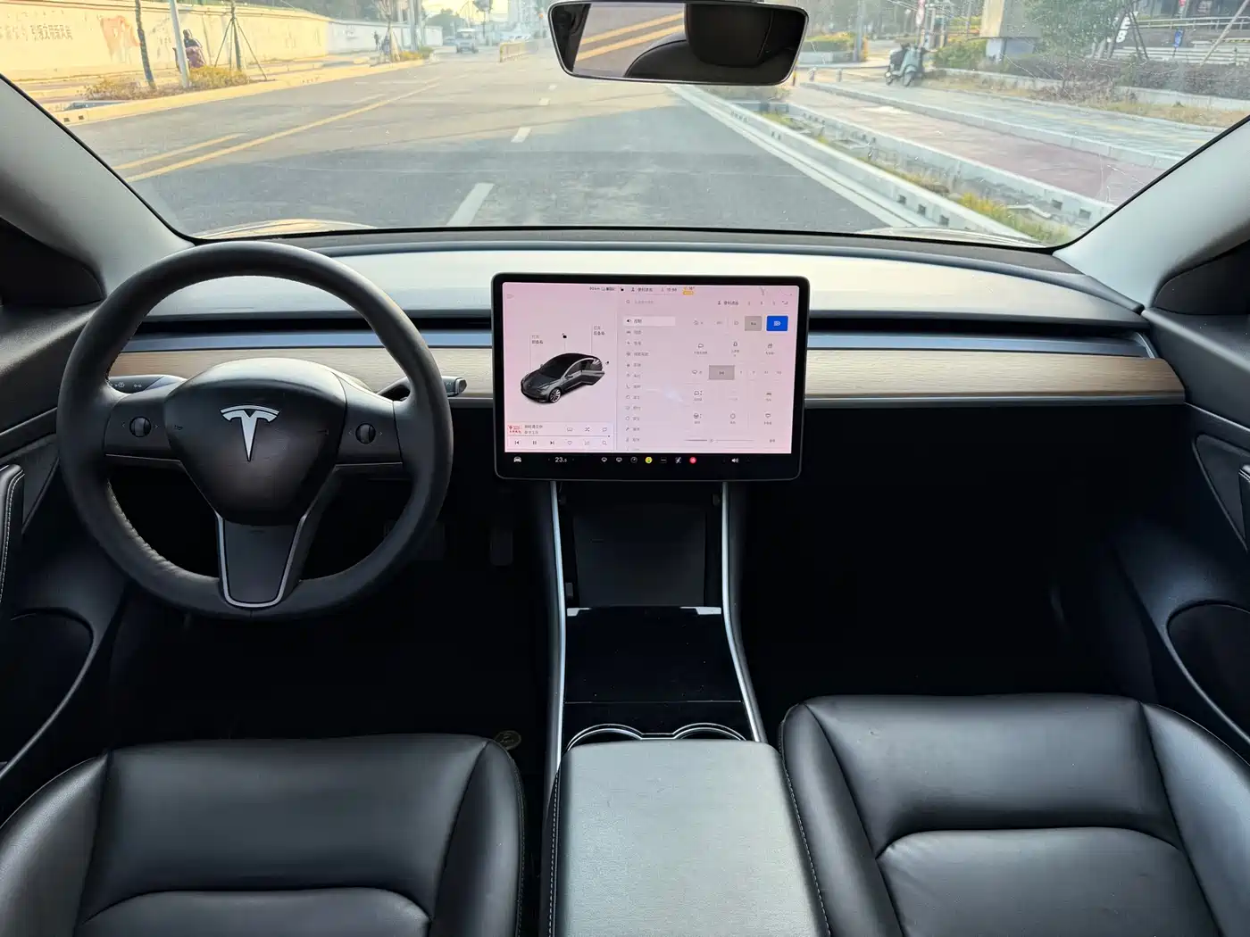 TESLA MODEL 3