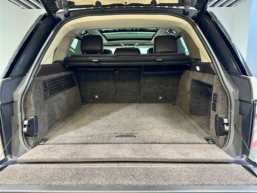 Land Rover Range Rover 2021 3.0 L6 Heritage Extended Classic Edition фото 4