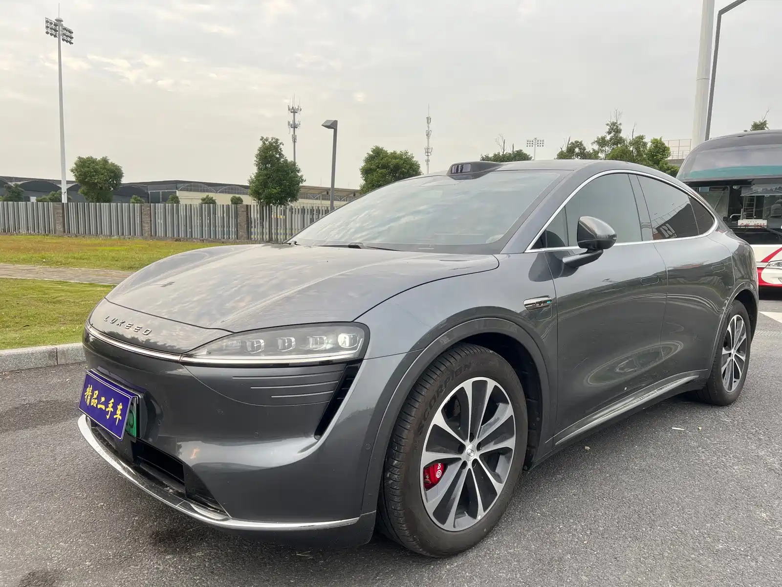 Photo 1 - Zhijie Luxeed R7