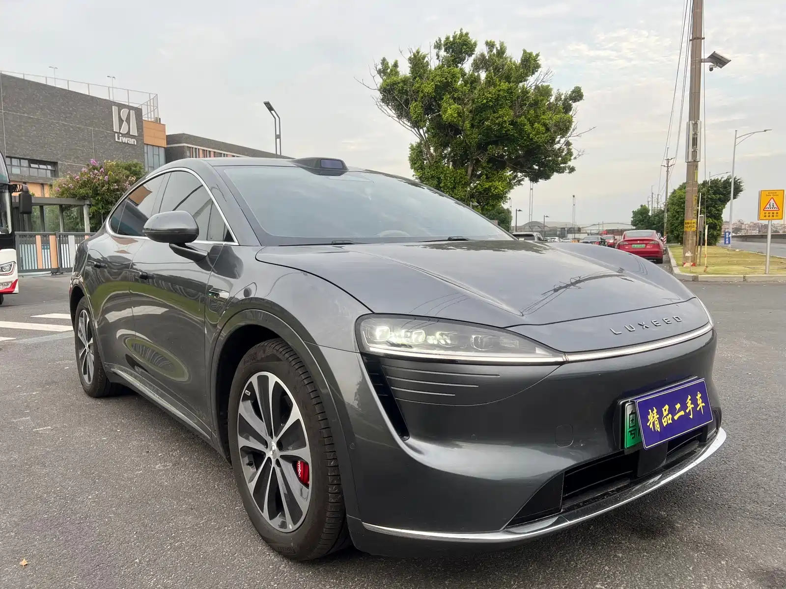 Photo 3 - Zhijie Luxeed R7