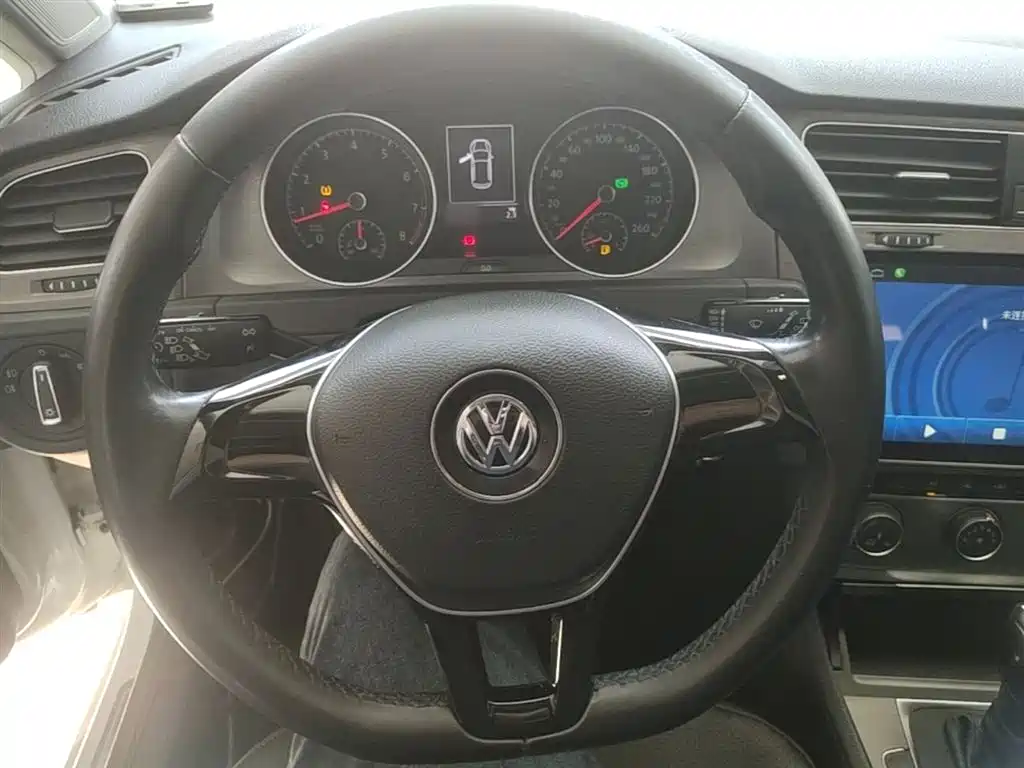 Volkswagen Golf 2016 1.6L Automatic Comfort фото 11