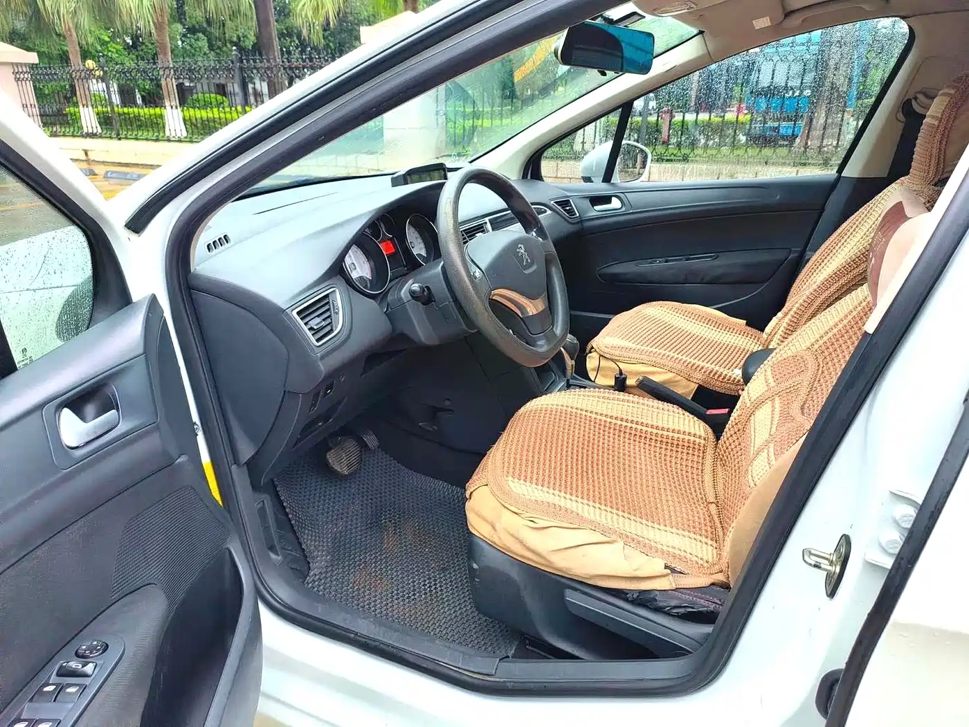 Peugeot 308 2014 Model Joy Edition Classic 1.6L Automatic Superior Style фото 4