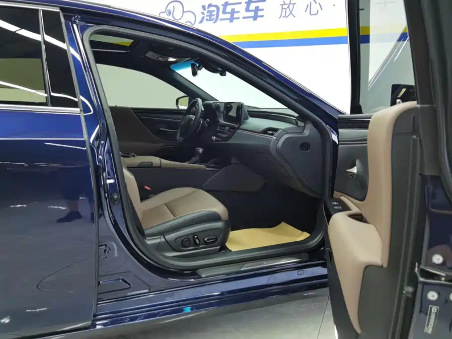 Photo 8 - Lexus ES