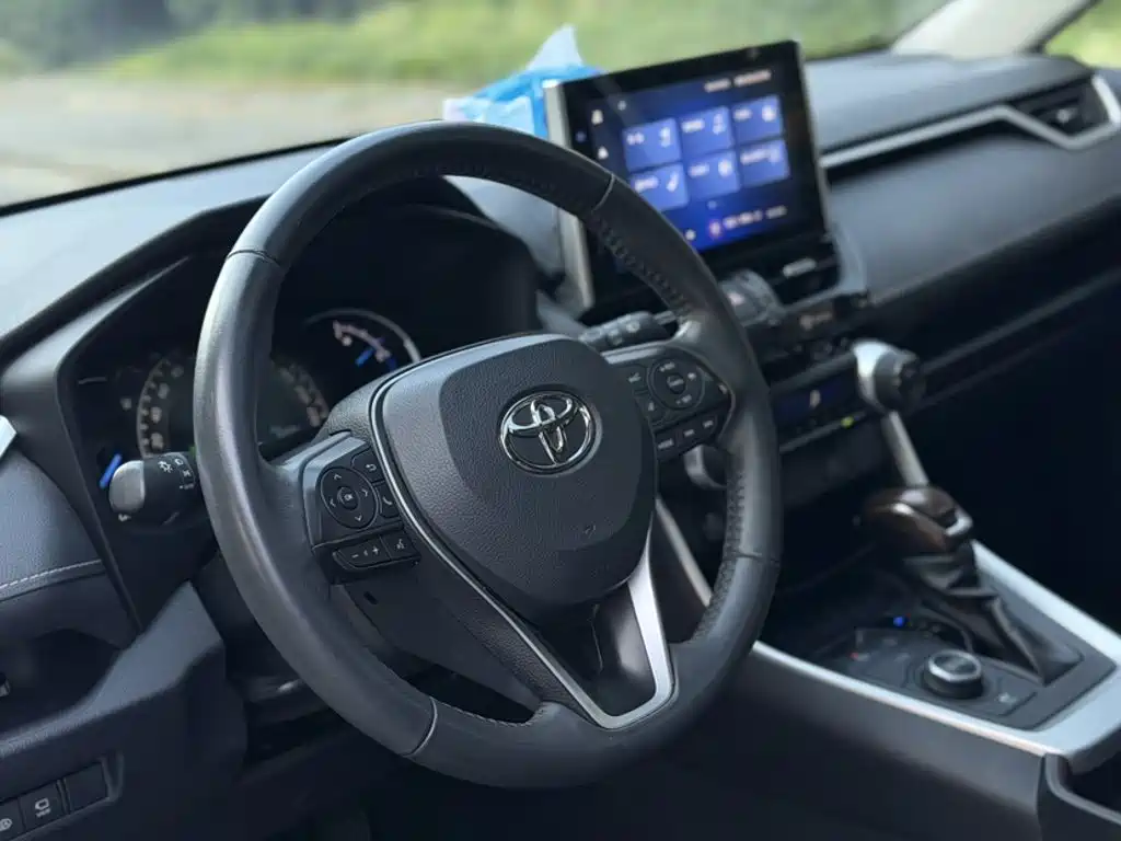 Фото 17 - Toyota RAV4