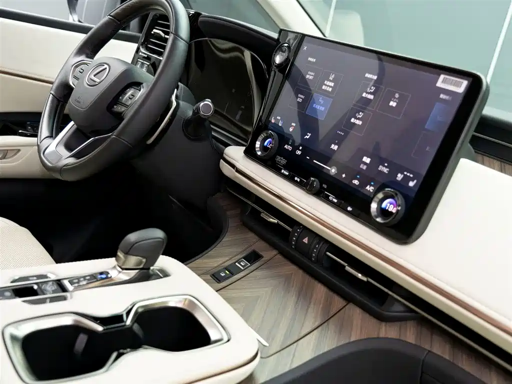 LEXUS LM