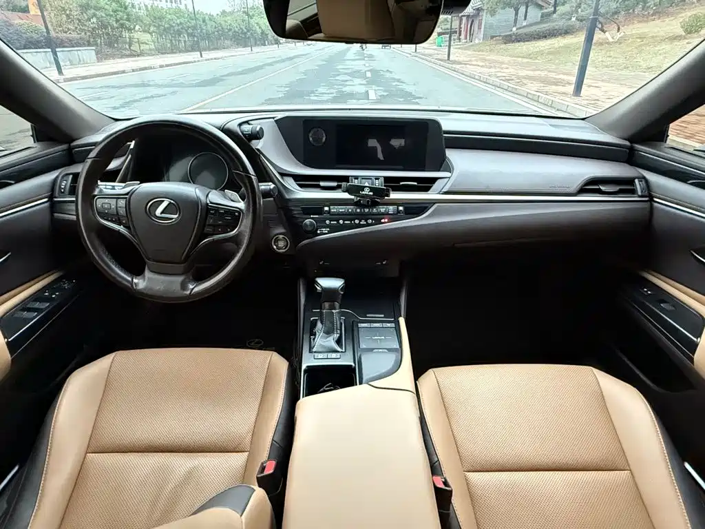 Фото 8 - Lexus ES