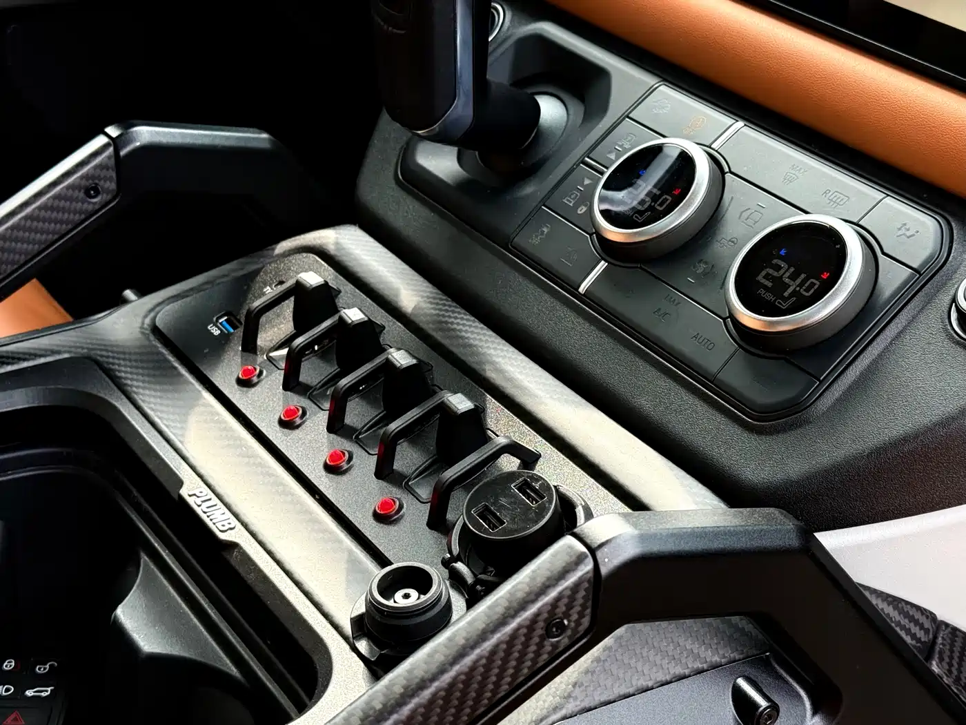 Land Rover Defender 2024 110 3.0T P400 Dark Special Edition фото 18