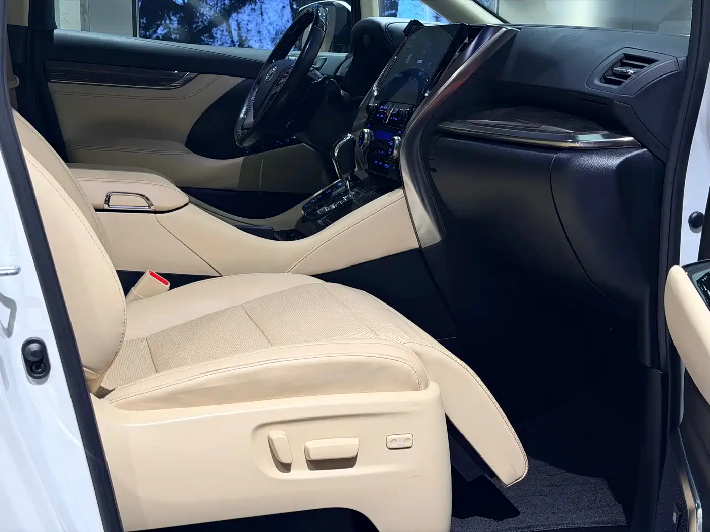 Toyota Alphard 2021 Hybrid 2.5L Premium фото 9