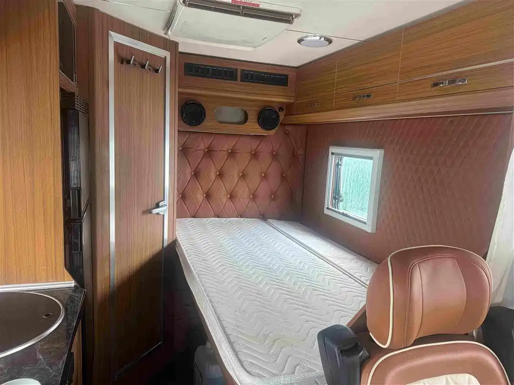 SAIC Maxus MAXUS V90 RV 2022 2021 2.0T Life Home V90 Self-Contained Class C RV Flagship Small Front Overhead Transverse Bed