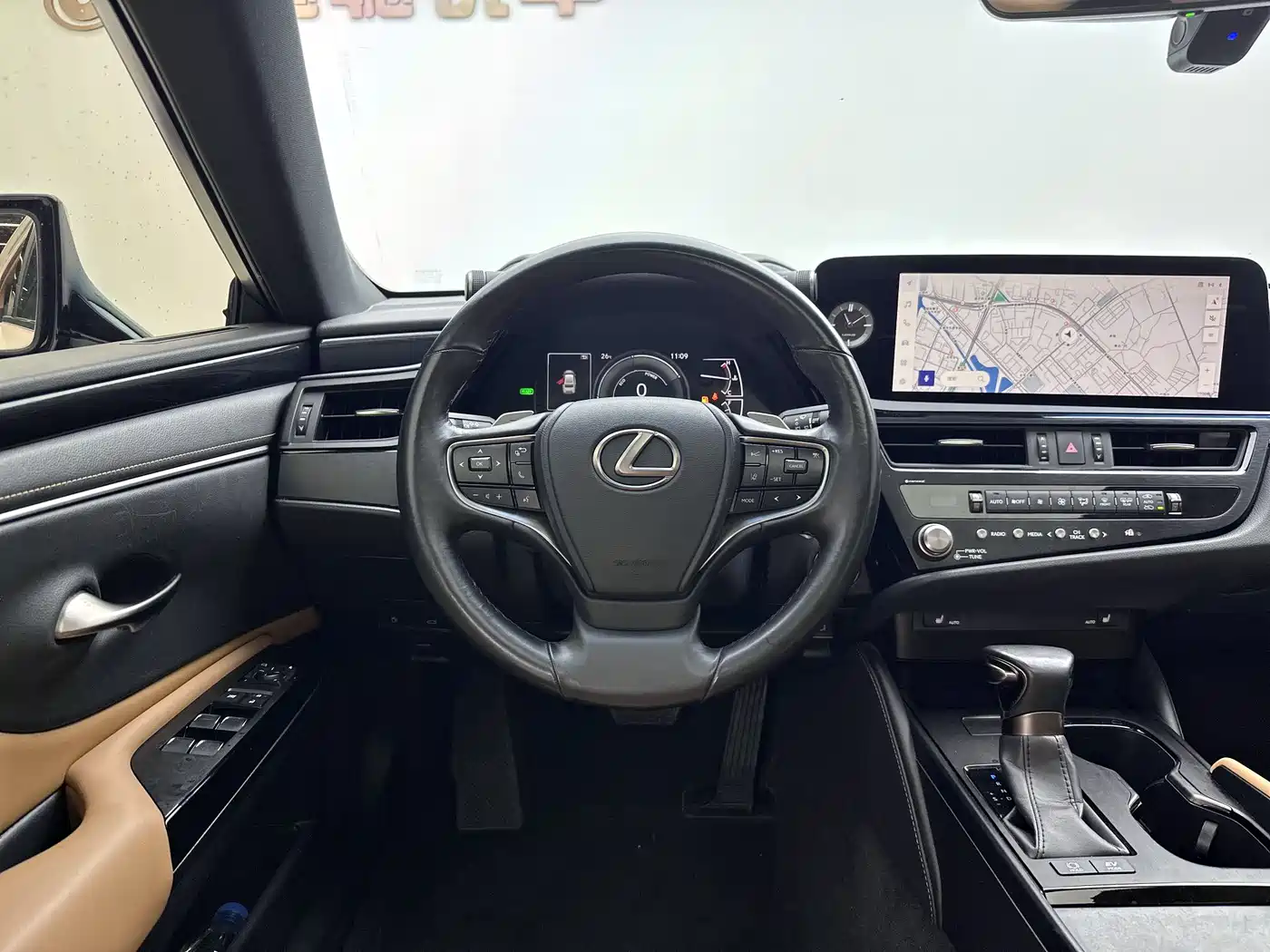 Photo 7 - Lexus ES