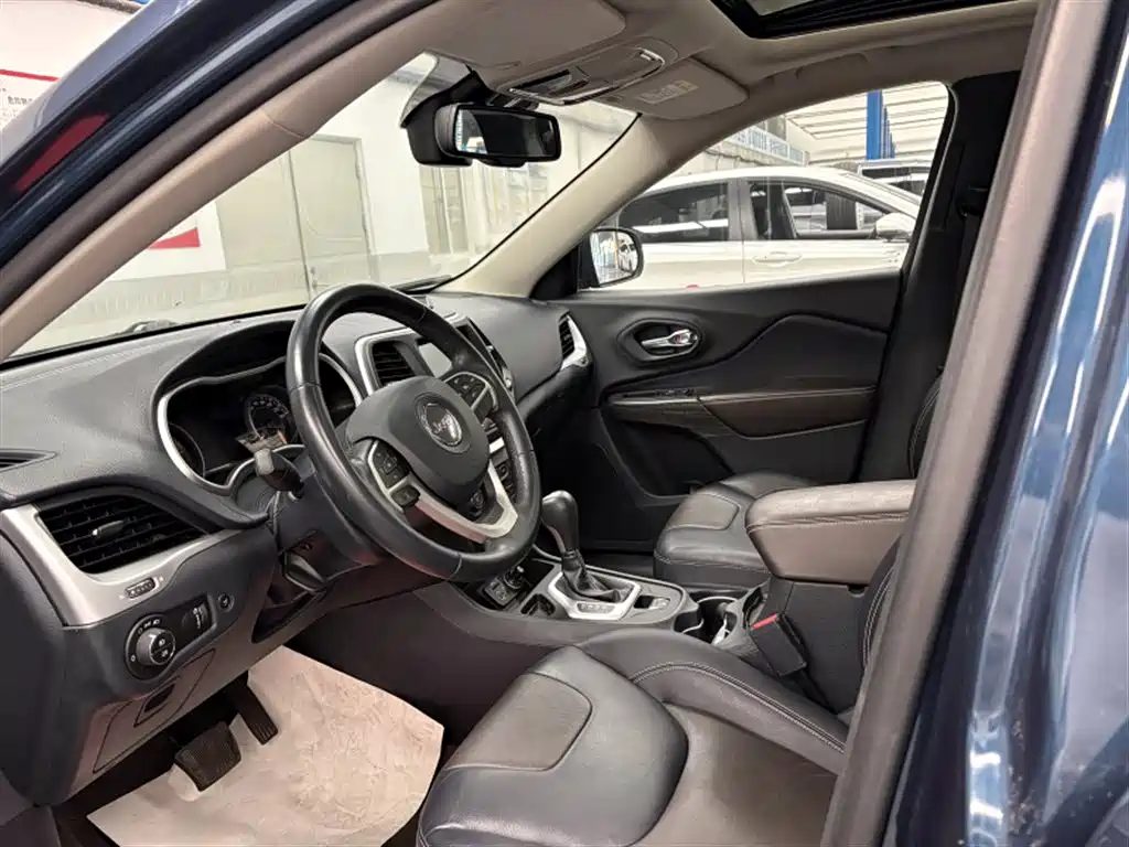 Фото 6 - Jeep Cherokee