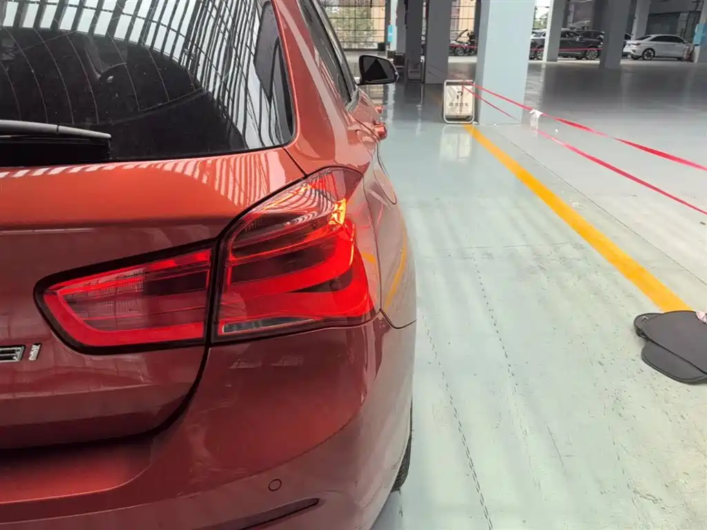 BMW 1 Series (Import) 2018 118i Leading фото 8