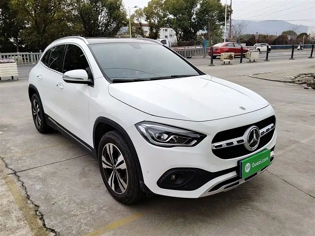 MERCEDES-BENZ GLA
