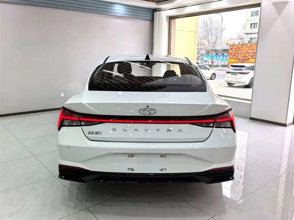 Hyundai Elantra 2022 1.5L CVT LUX Premium Edition фото 5