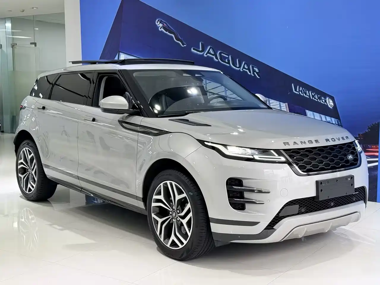 Land Rover Range Rover Evoque 2023 Range Rover Evoque L 249PS Luxury Edition фото 4