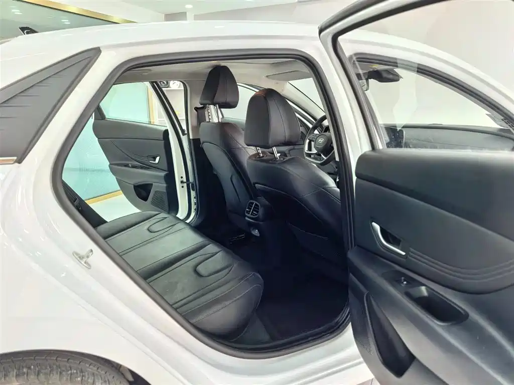 Hyundai Elantra 2022 1.5L CVT LUX Premium Edition фото 16