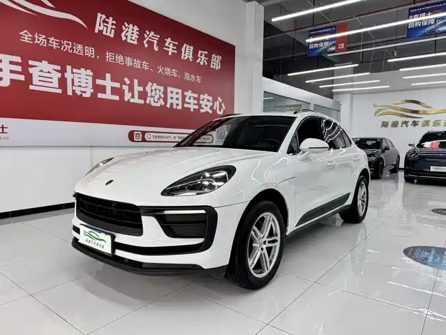 PORSCHE MACAN