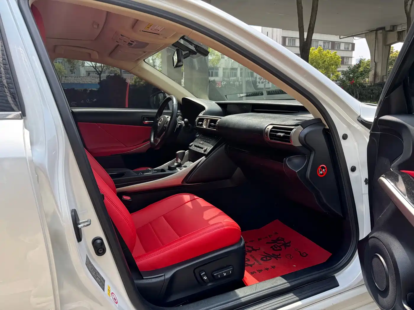 Lexus IS 2015 200t Luxury Edition фото 12