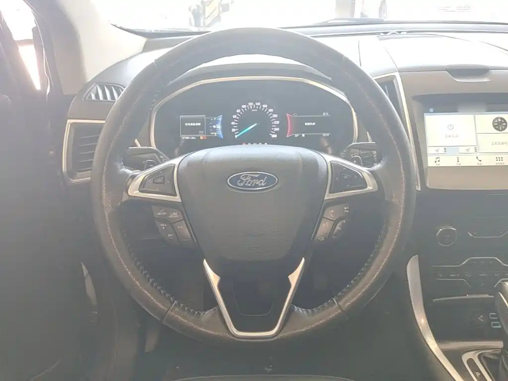 Фото 11 - Ford Edge