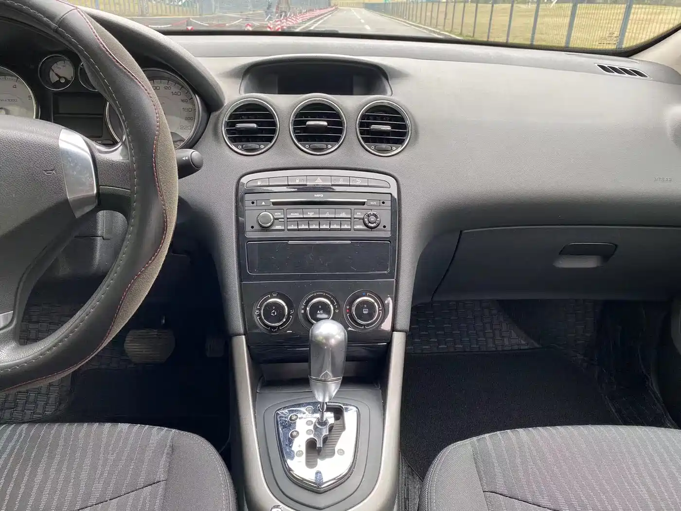 Peugeot 408 2013 2.0L Automatic Comfort Edition фото 7