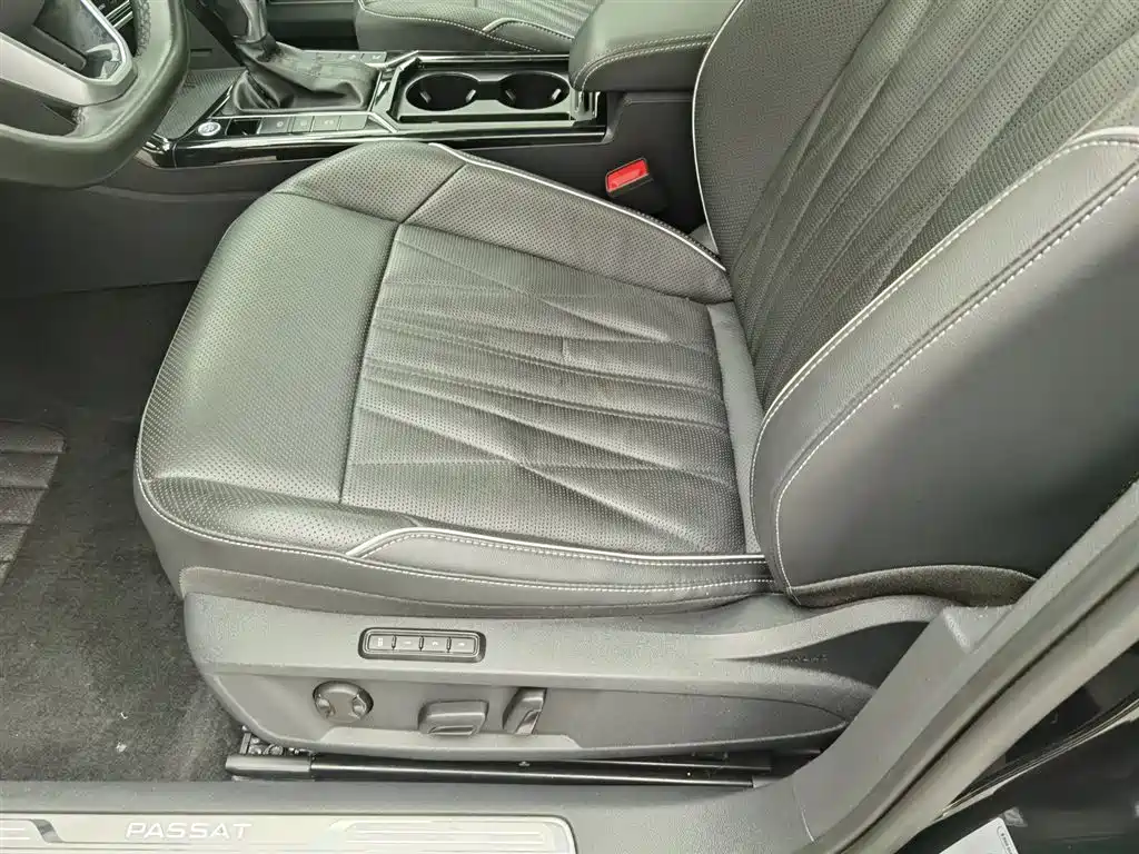 Volkswagen Passat 2022 330TSI Luxury Edition фото 20