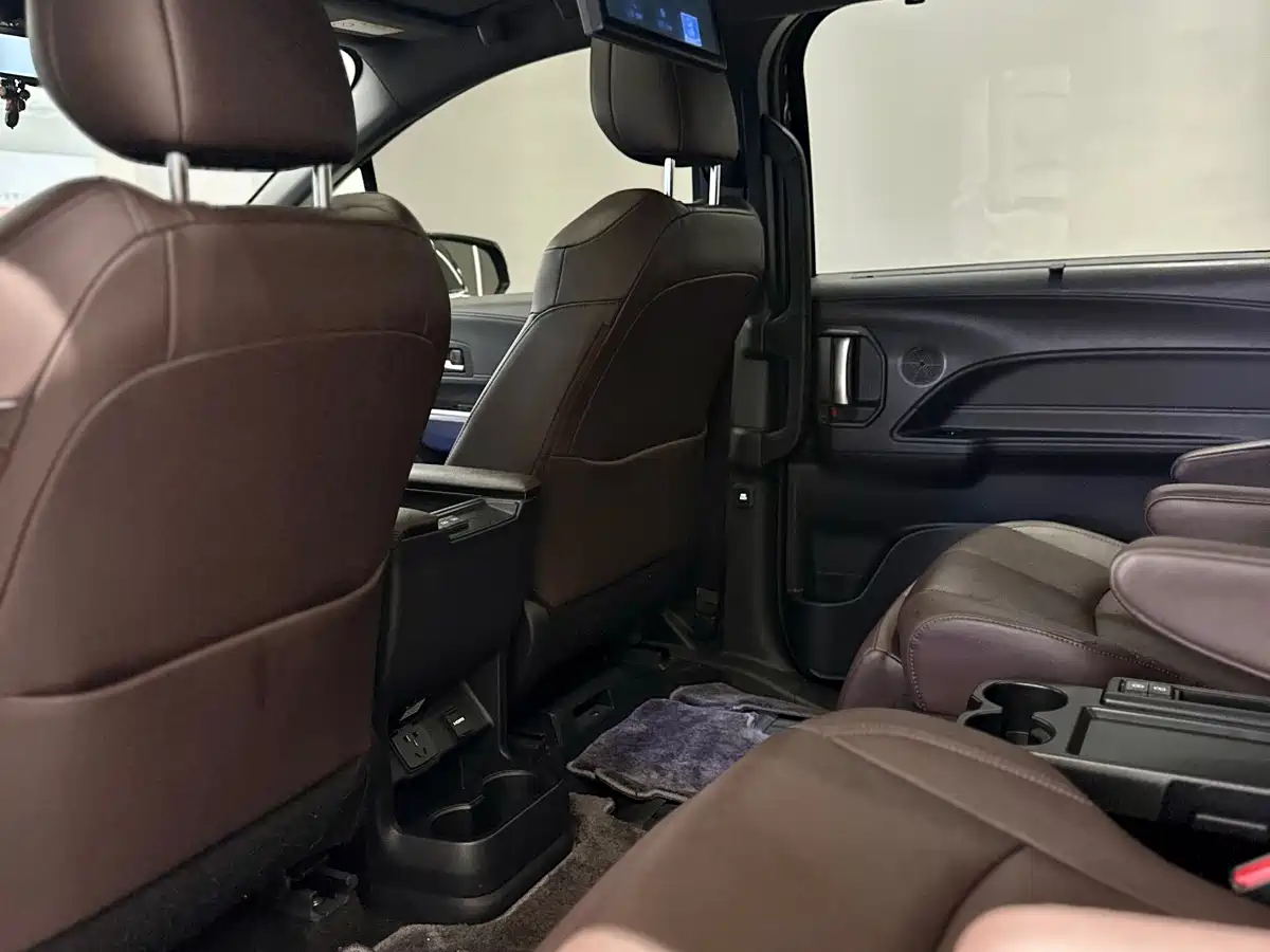Toyota Sienna 2023 2.5L Hybrid Platinum Edition фото 5
