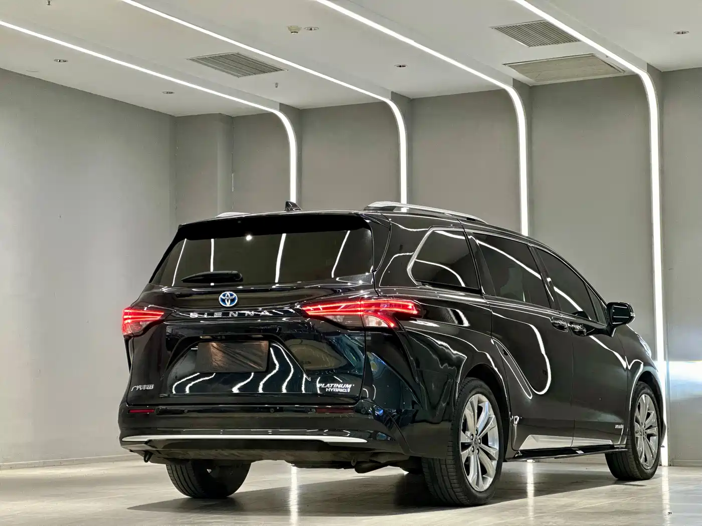 Toyota Sienna 2023 2.5L Hybrid Platinum Edition фото 9