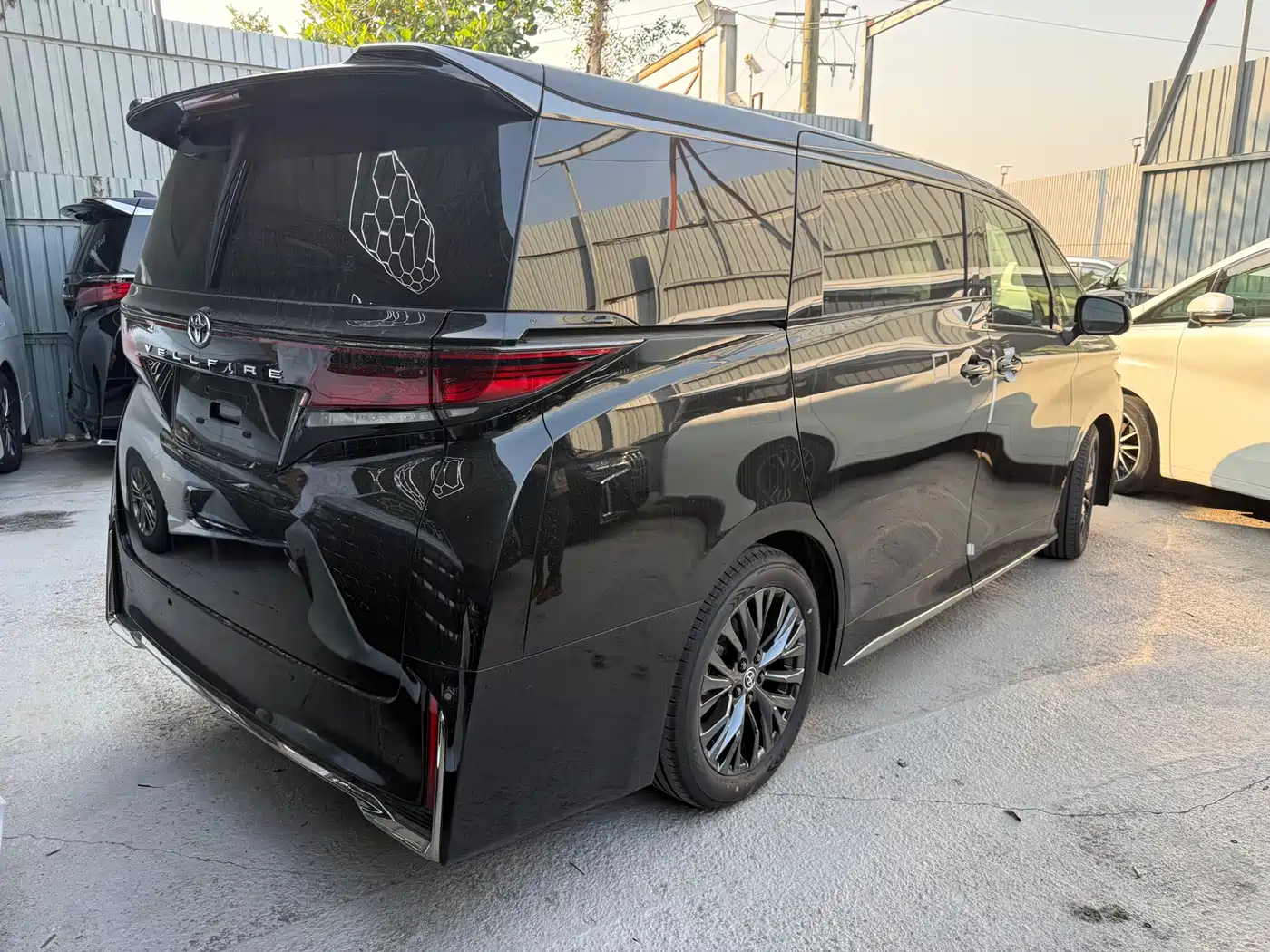 Toyota Vellfire 2025 Crown Hybrid 2.5L Ink Gold Edition фото 6