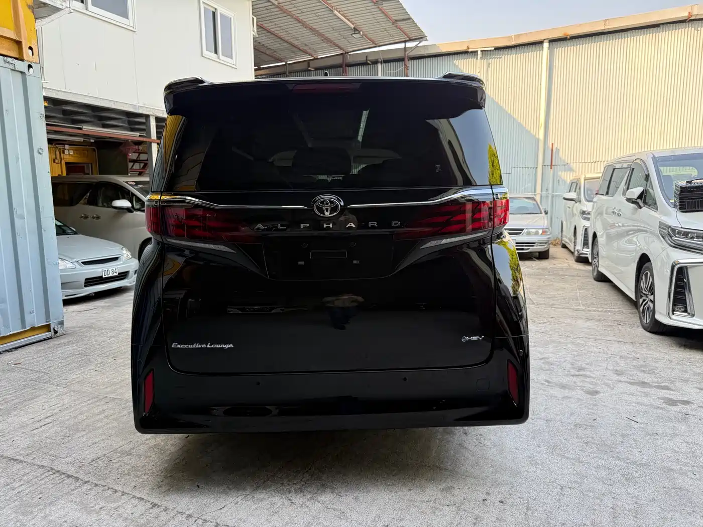 Toyota Alphard 2025 Hybrid 2.5L Ultimate Gold Edition фото 16