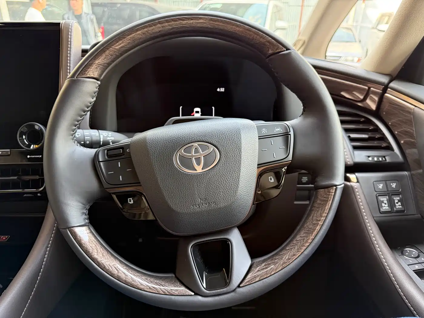 Toyota Alphard 2025 Hybrid 2.5L Ultimate Gold Edition фото 11
