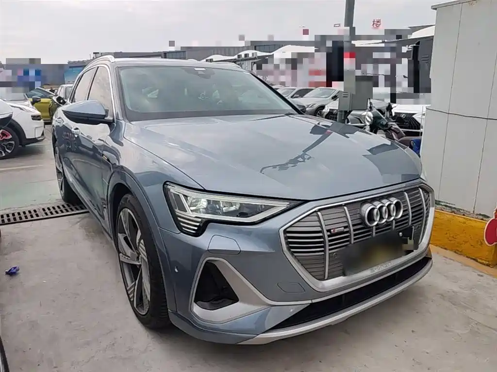 Фото 4 - Audi e-tron