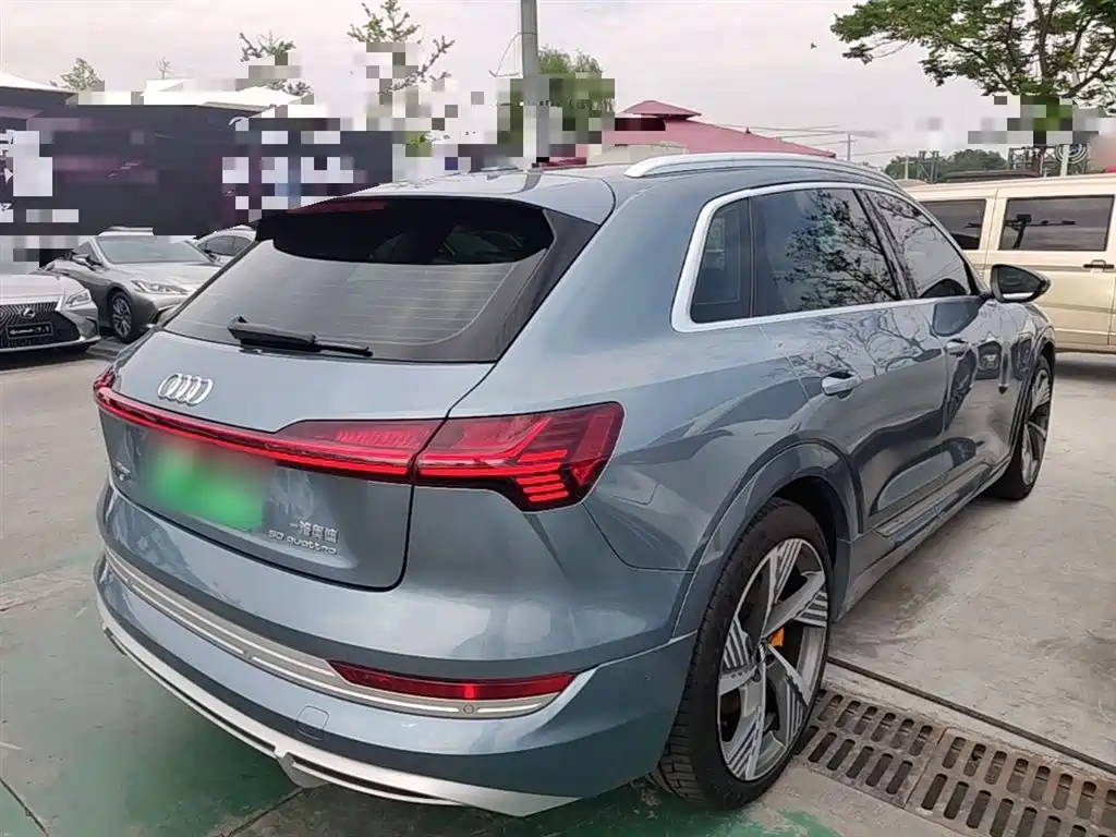 Фото 6 - Audi e-tron