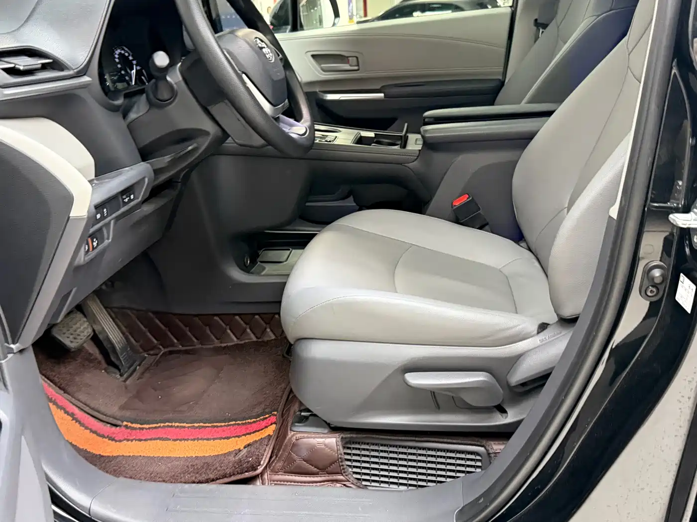 Toyota Granvia 2023 2.5L Hybrid Comfort Edition фото 5