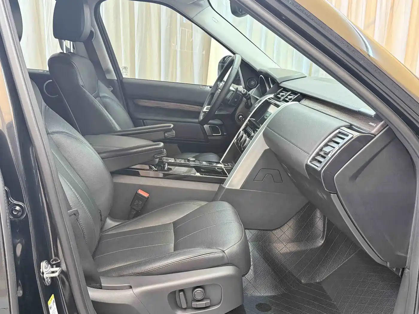 Land Rover Discovery 2017 3.0 SC V6 HSE фото 8
