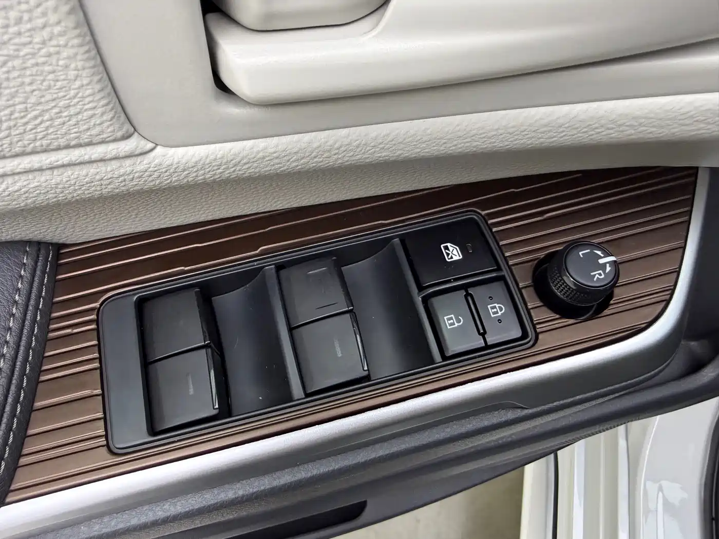 Toyota Granvia 2023 2.5L Hybrid Comfort Edition фото 18